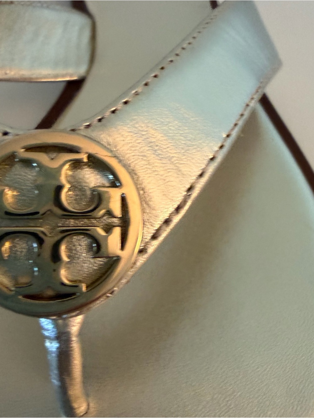 Tory Burch Benton Thong in Spark Gold Sandals. Sz. 6. - Picture 4 of 11